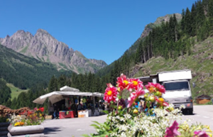 Bancarelle del mercato settimanale di San Martino di Castrozza al Prà delle Nasse