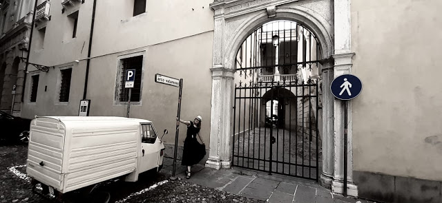 Foto della Piazza Captianatao di Padova con Ape car di colre beige come l'intonaco del palazzo, e mio cappello, per ciò mi sono fatta scattare la foto recitando di essere una turista americana. Spesso giochiamo di essere turisti a casa nostra, visto che non possiamo partire.