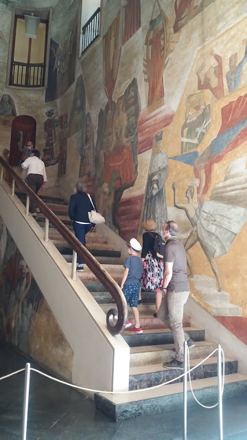 Visita guidata al Palazzo Bo di Padova. I visitatori stanno salendo sul piano del Rettorato aperto eccezionalmente ai turisti