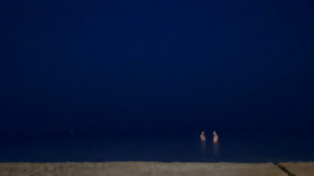 Il bagno di notte al mare